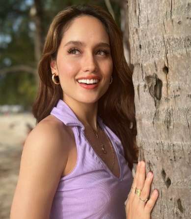 Bertabur Emas, Penampilan Cinta Laura Disorot