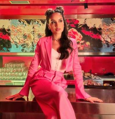 Bertabur Emas, Penampilan Cinta Laura Disorot