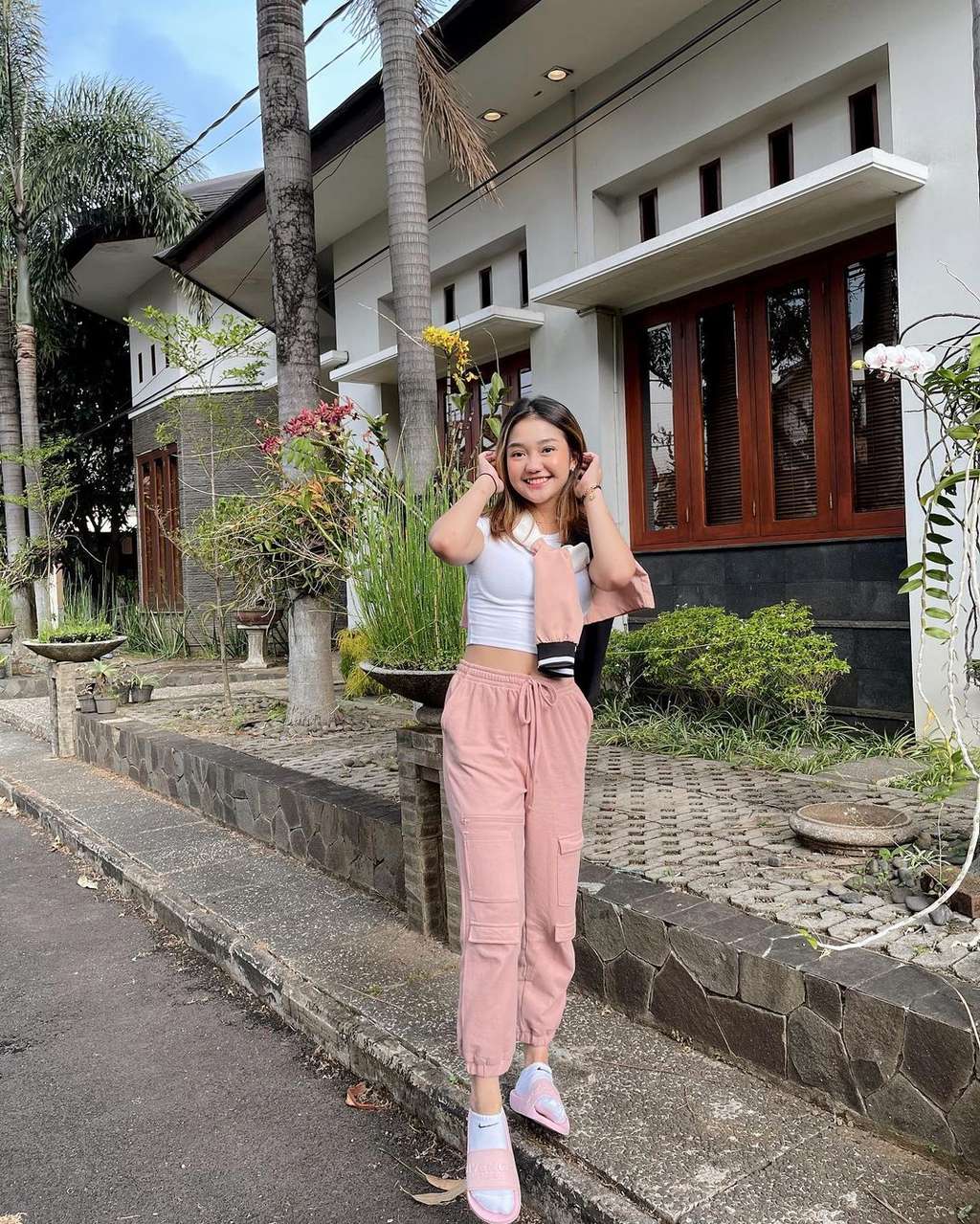 Viral Penampakan Rumah Mewah Chandrika Chika di Tiktok, Netizen Pertanyakan Asal Kekayaannya! Inilah 6 `Pabrik Duit`nya