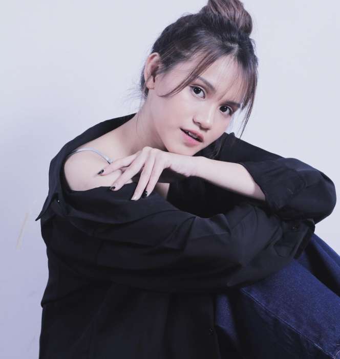 8 Potret Yotari Kezia, Penyanyi 'Bila Kemarin' yang Viral di TikTok, Bukan Musisi Sembarangan!