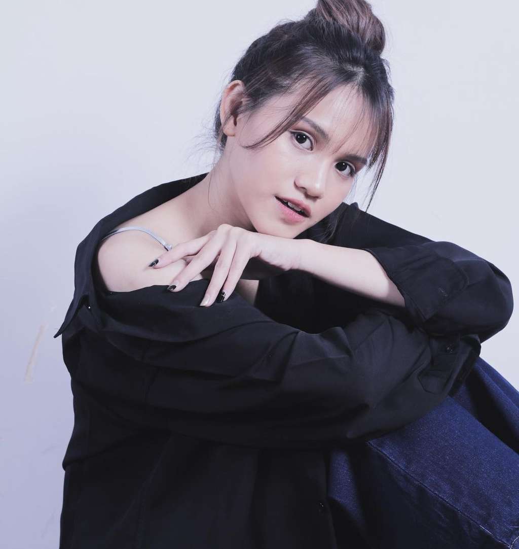 8 Potret Yotari Kezia, Penyanyi 'Bila Kemarin' yang Viral di TikTok, Bukan Musisi Sembarangan!