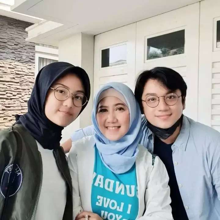 10 Potret Sherin Anak Pedangdut Ine Sinthya yang Jadi Sorotan, Cantik & Kalem Bak Princess!