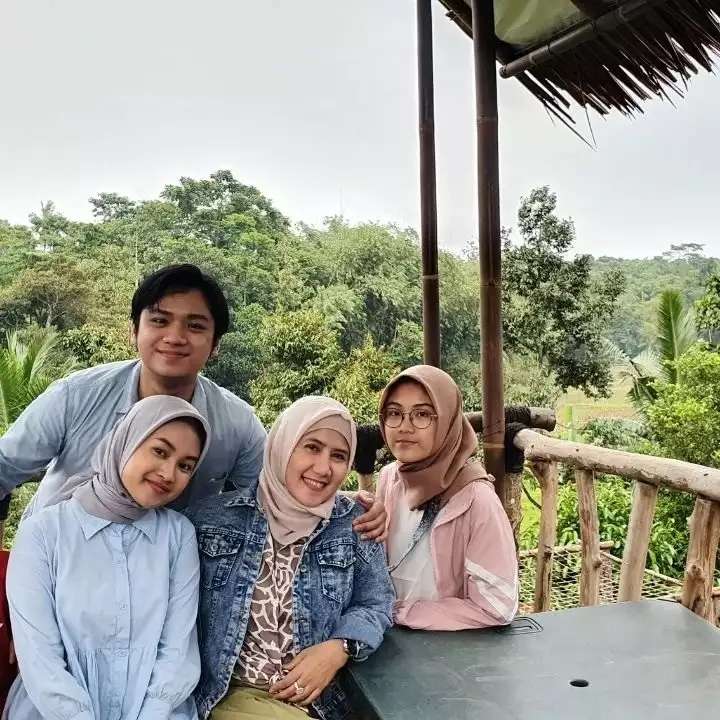 10 Potret Sherin Anak Pedangdut Ine Sinthya yang Jadi Sorotan, Cantik & Kalem Bak Princess!