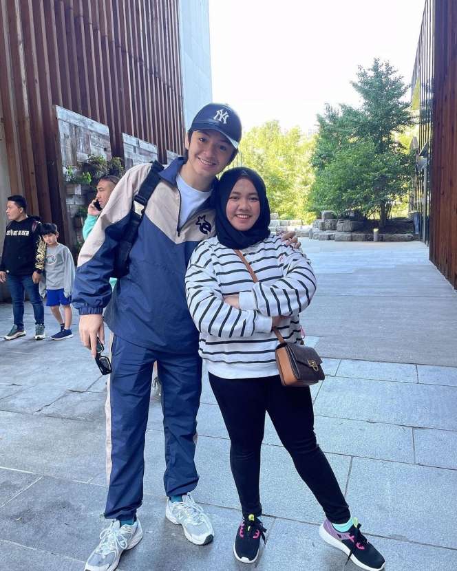 Potret Mbak Lala Foto Bareng Artis Lokal sampai Internasional