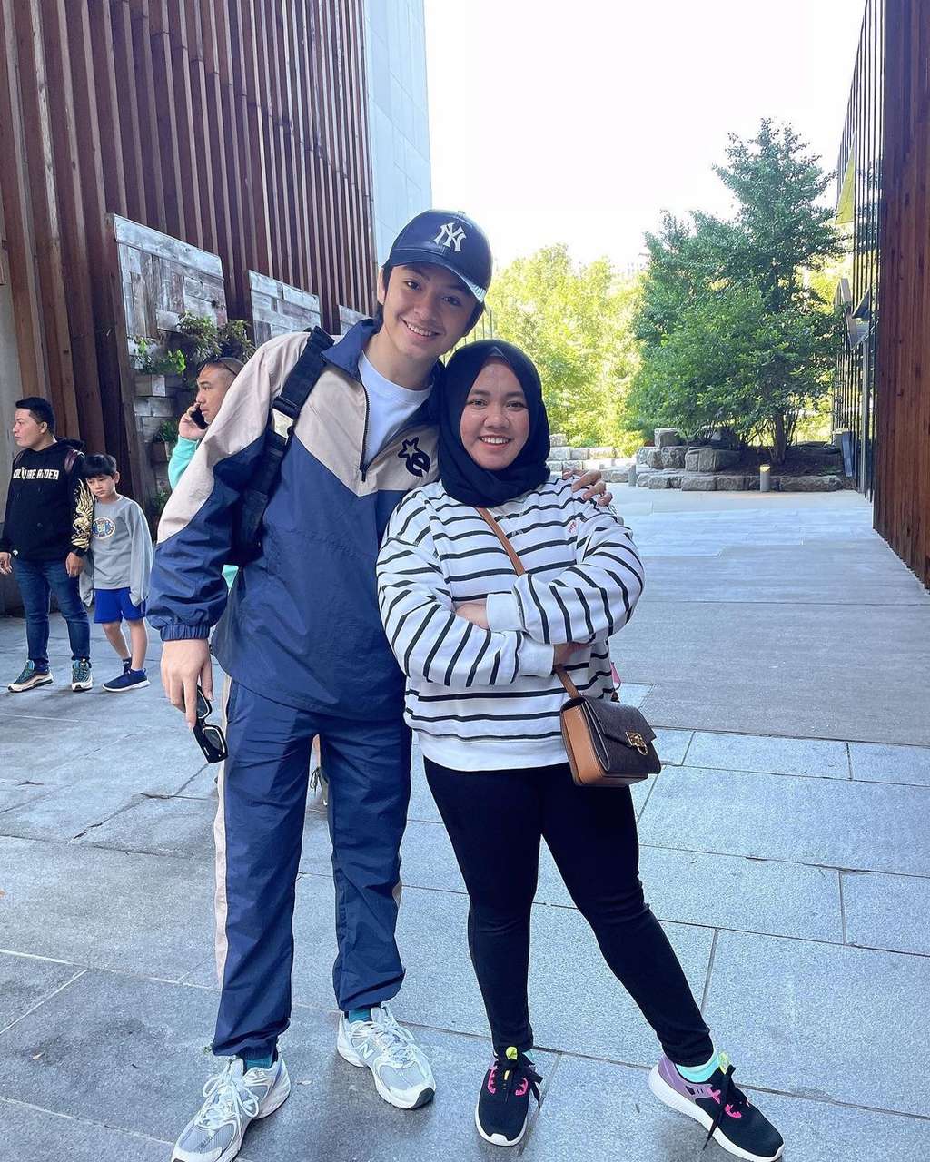 Potret Mbak Lala Foto Bareng Artis Lokal sampai Internasional