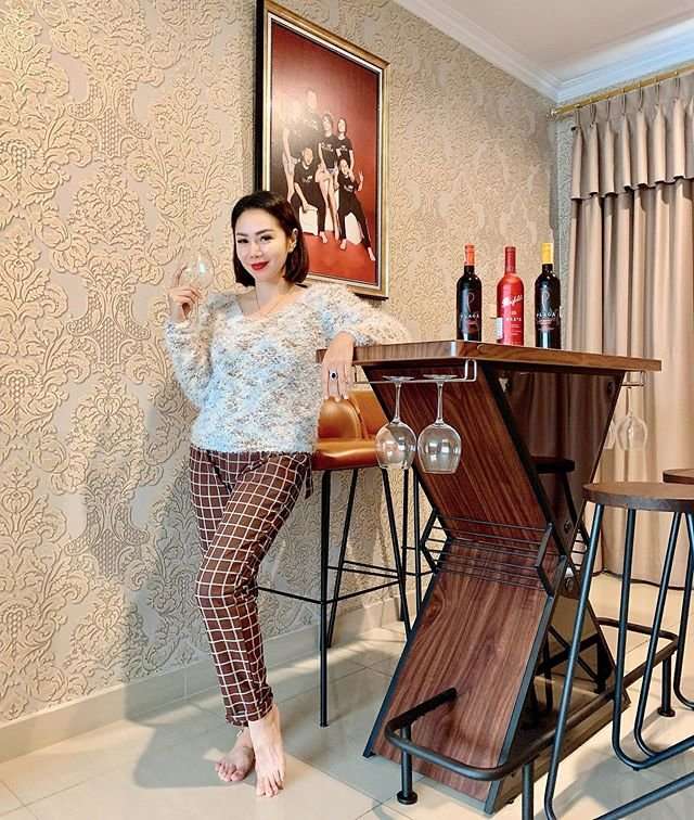 10 Potret Rumah Mewah nan Megah Femmy Permatasari, Bentuk Mini Bar Keren Banget!
