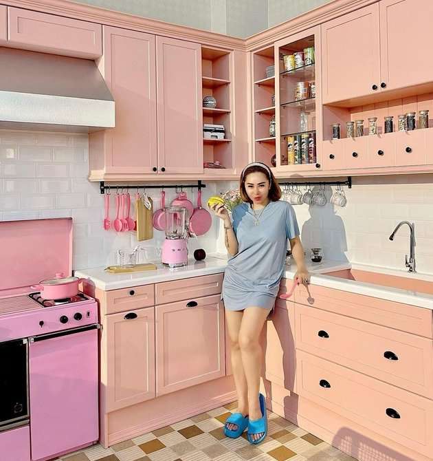 10 Potret Rumah Mewah nan Megah Femmy Permatasari, Bentuk Mini Bar Keren Banget!