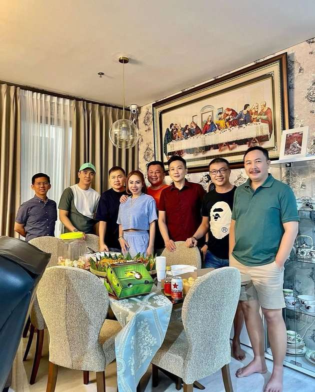 10 Potret Rumah Mewah nan Megah Femmy Permatasari, Bentuk Mini Bar Keren Banget!