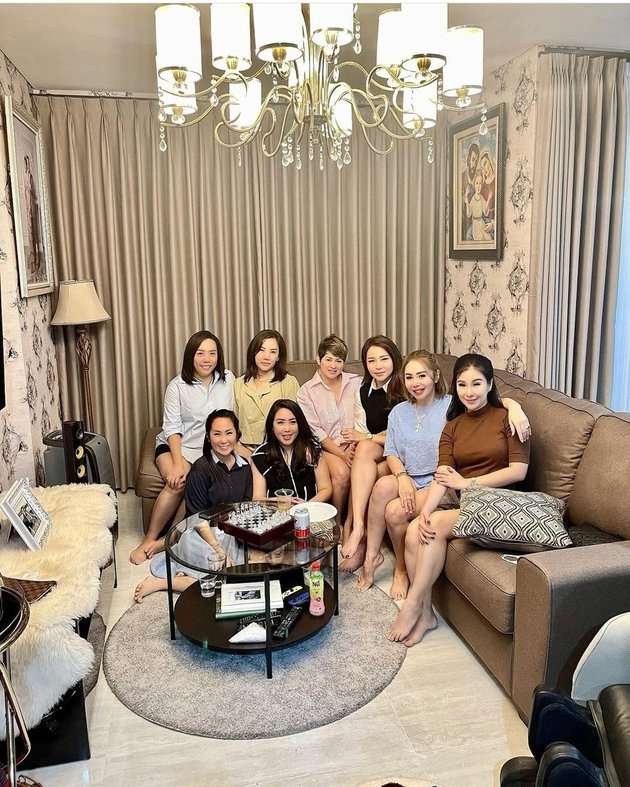 10 Potret Rumah Mewah nan Megah Femmy Permatasari, Bentuk Mini Bar Keren Banget!