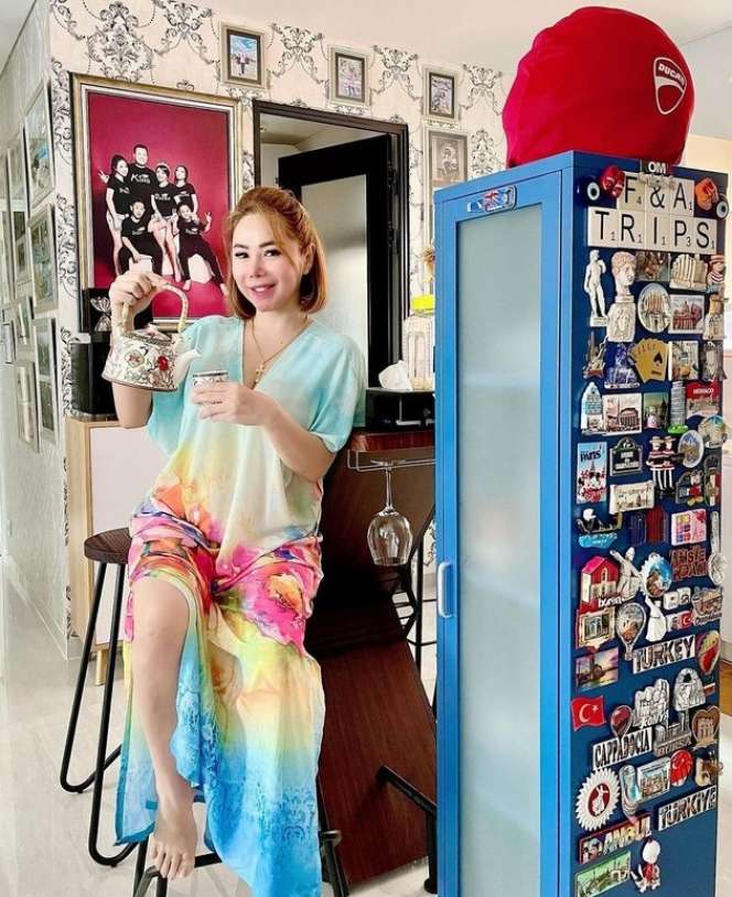 10 Potret Rumah Mewah nan Megah Femmy Permatasari, Bentuk Mini Bar Keren Banget!