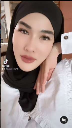 Potret Stevie Agnecya Mantan Istri Samuel Rizal yang Kini Berhijab, Masyallah Cantik Banget!