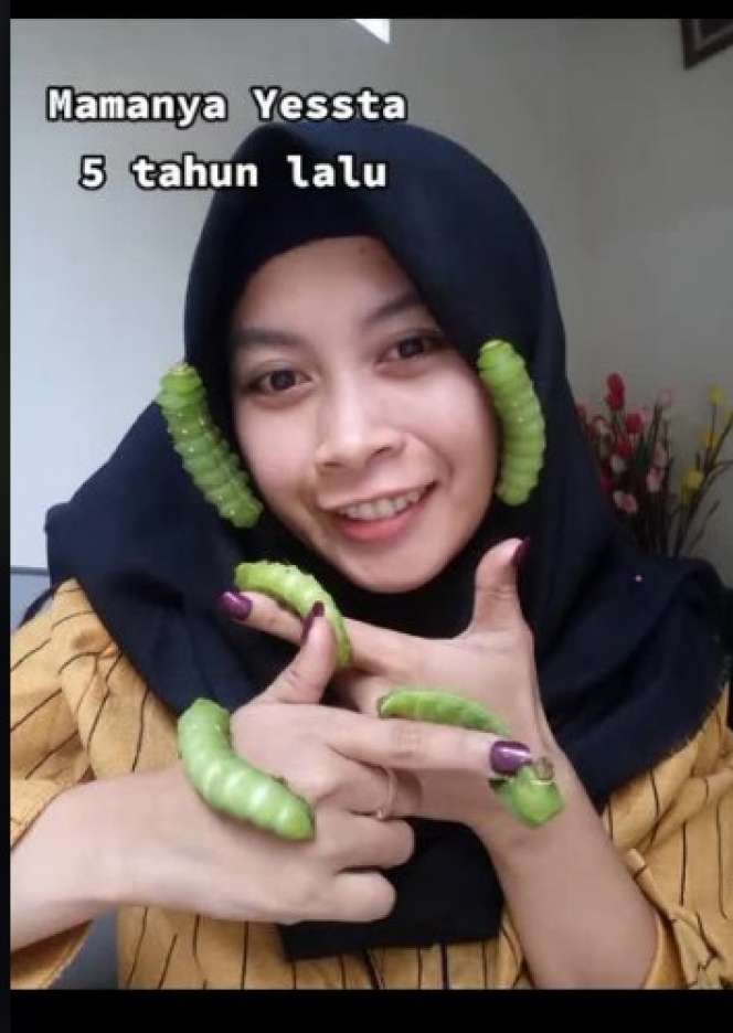 Potret Emak-emak Asyik Bermain Ulat Hingga Berani Taruh di Wajah. Aksinya Bikin Merinding!