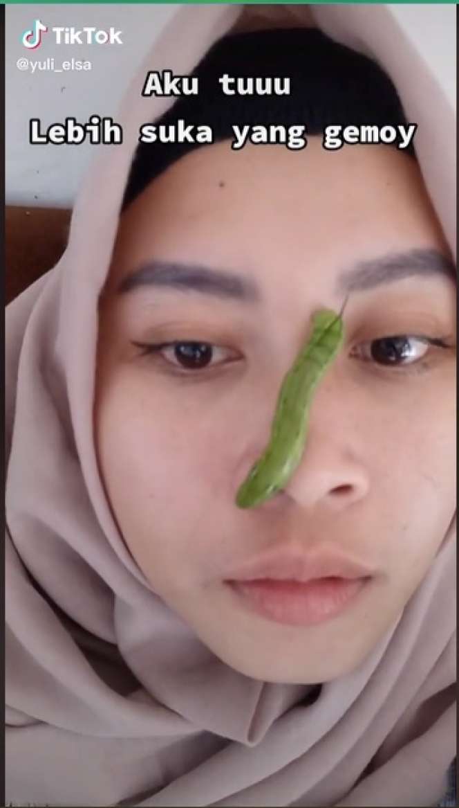 Potret Emak-emak Asyik Bermain Ulat Hingga Berani Taruh di Wajah. Aksinya Bikin Merinding!