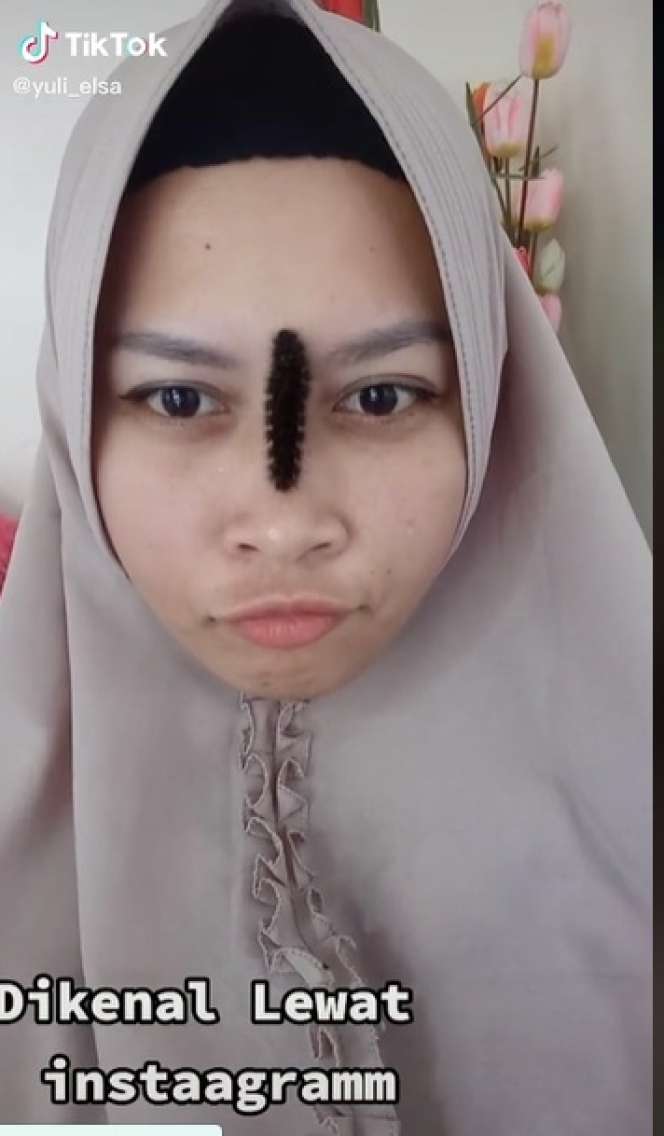 Potret Emak-emak Asyik Bermain Ulat Hingga Berani Taruh di Wajah. Aksinya Bikin Merinding!