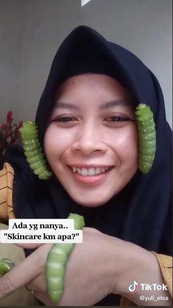 Potret Emak-emak Asyik Bermain Ulat Hingga Berani Taruh di Wajah. Aksinya Bikin Merinding!