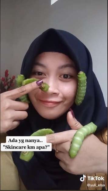Potret Emak-emak Asyik Bermain Ulat Hingga Berani Taruh di Wajah. Aksinya Bikin Merinding!