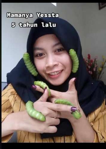 Potret Emak-emak Asyik Bermain Ulat Hingga Berani Taruh di Wajah. Aksinya Bikin Merinding!