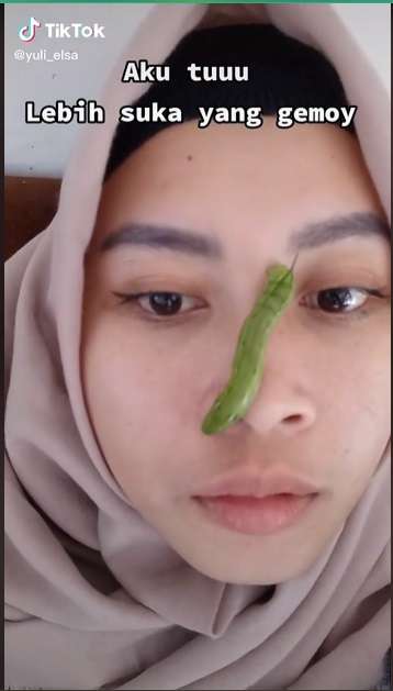 Potret Emak-emak Asyik Bermain Ulat Hingga Berani Taruh di Wajah. Aksinya Bikin Merinding!