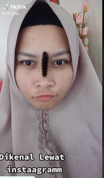 Potret Emak-emak Asyik Bermain Ulat Hingga Berani Taruh di Wajah. Aksinya Bikin Merinding!