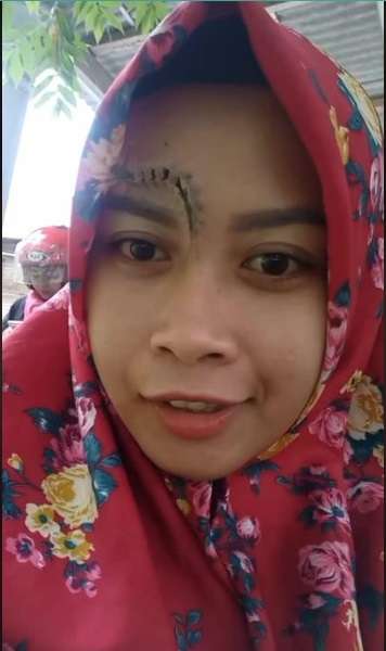 Potret Emak-emak Asyik Bermain Ulat Hingga Berani Taruh di Wajah. Aksinya Bikin Merinding!