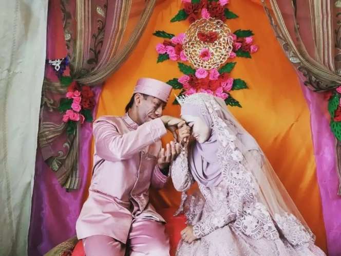 8 Potret Surya Manurung `Pengidap Sindrom Langka` Usai Nikahi Wanita Cantik, Kemesraannya Disorot!
