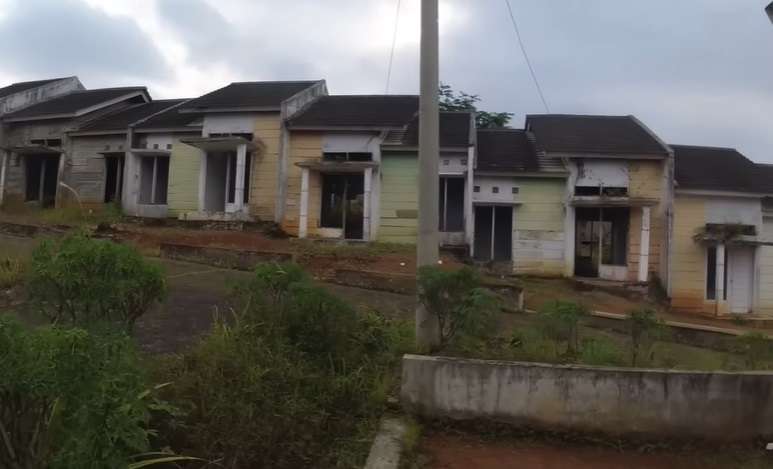Potret 90 Rumah Kosong Ditinggal Tahunan Pemiliknya, Tersisa Satu Keluarga yang Bertahan