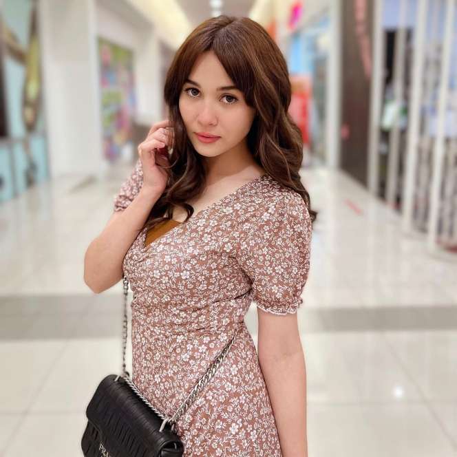 Potret Emma Maembong, Istri Aldi Taher dalam Film Bisikan Jenazah