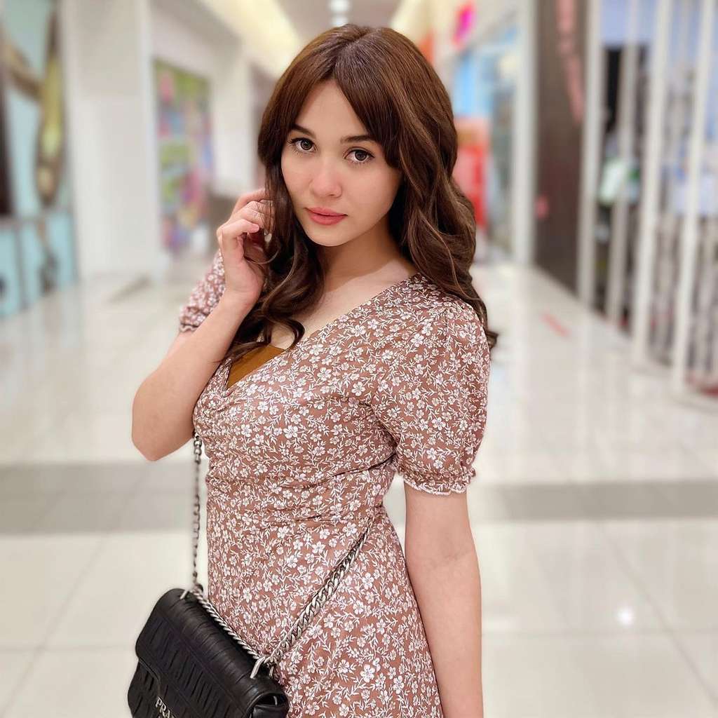 Potret Emma Maembong, Istri Aldi Taher dalam Film Bisikan Jenazah