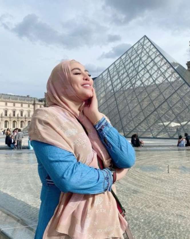 Pernah Jadi ART, Hidup Artis Cantik Ini Berubah Drastis, Kini Bahagia Dinikahi Bule Hingga Adopsi 21 Anak!