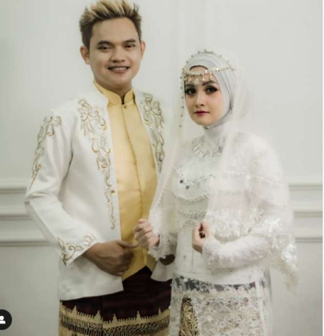 Artis Ini Dulu Nekat Kawin Lari, Kini Baru Punya Foto Nikah, Ternyata Kisahnya Bikin Haru!