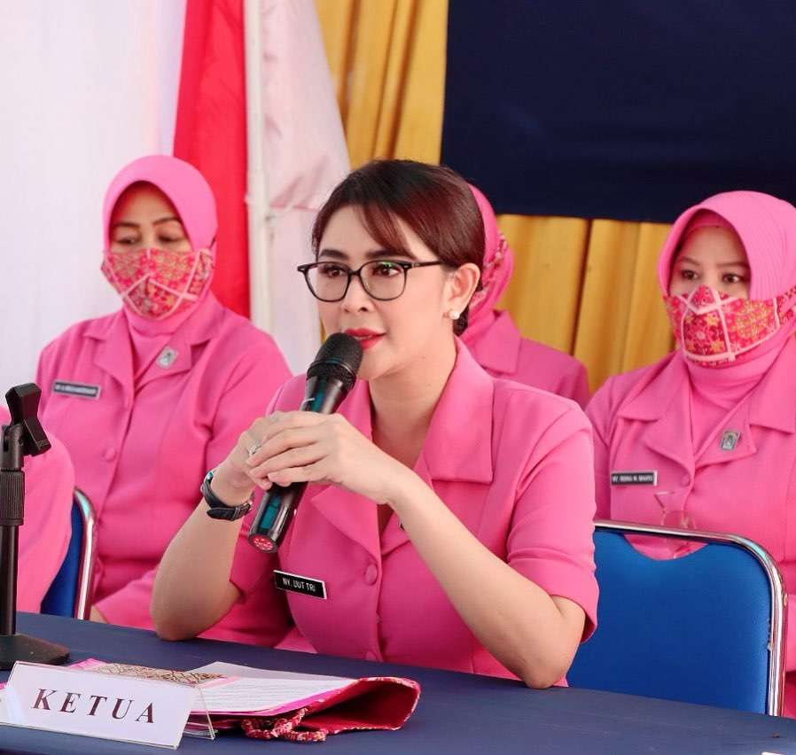 Pesona Uut Permatasari dalam Balutan Seragam Bhayangkari, Tampil Menawan Meski Baru Melahirkan
