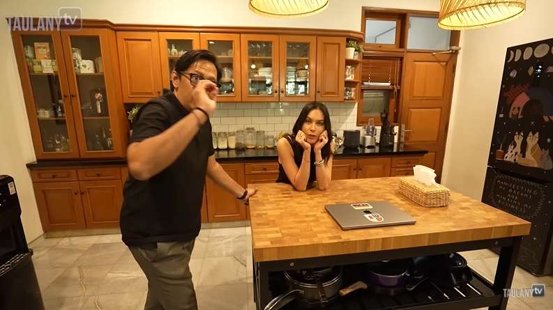 10 Potret `Mewahnya` Dapur Ala Warung di Rumah Sophia Latjuba, Youtuber ini Sampai Takjub! 