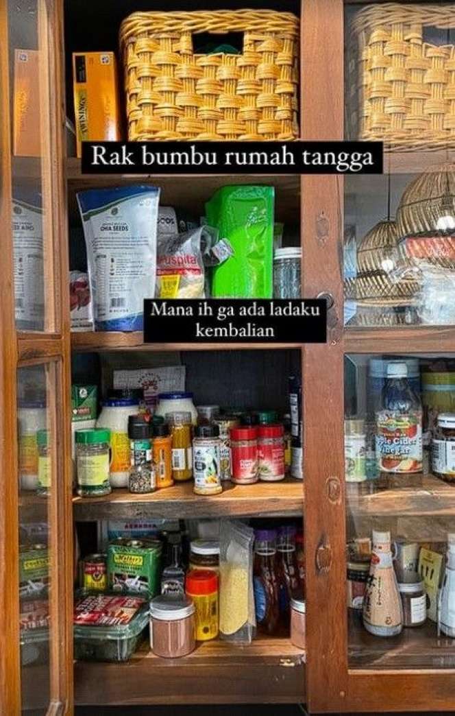 10 Potret `Mewahnya` Dapur Ala Warung di Rumah Sophia Latjuba, Youtuber ini Sampai Takjub! 
