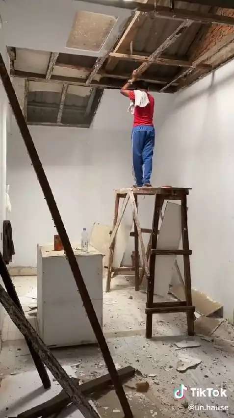 12 Potret Renovasi Rumah Tua yang Jelek dan Bobrok, Kini Tampilannya Bak Istana, Ada Danau!