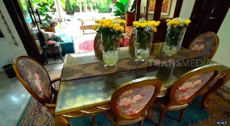 10 Potret Rumah Mewah Sania `Sang Penyanyi Legendaris R&B`, Kamar Tidurnya Bak Singgasana Raja!