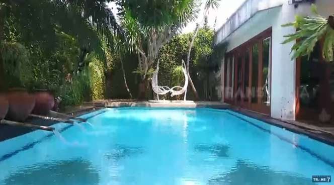 10 Potret Rumah Mewah Sania `Sang Penyanyi Legendaris R&B`, Kamar Tidurnya Bak Singgasana Raja!