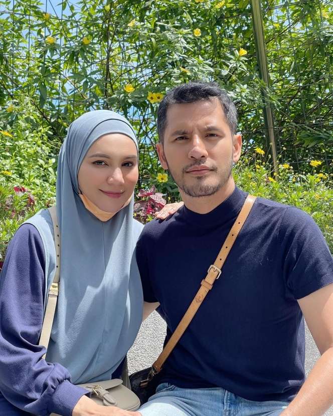 Sudah Kaya Raya & Punya Rumah Bak Istana, Artis Terkenal ini Masih Jualan & Tidur di Emperan Mall Beralas Karung