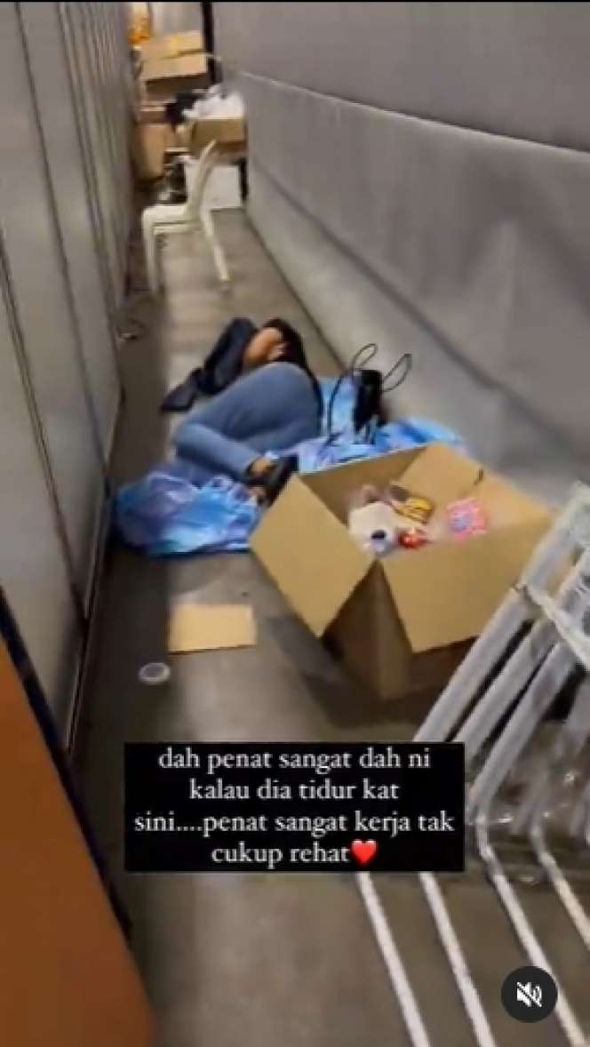 Sudah Kaya Raya & Punya Rumah Bak Istana, Artis Terkenal ini Masih Jualan & Tidur di Emperan Mall Beralas Karung