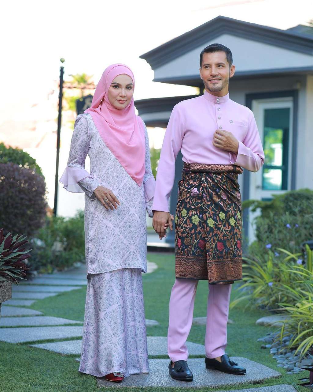 Sudah Kaya Raya & Punya Rumah Bak Istana, Artis Terkenal ini Masih Jualan & Tidur di Emperan Mall Beralas Karung