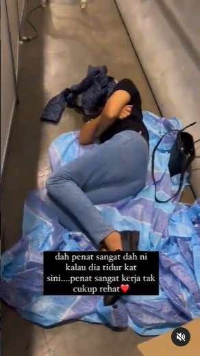 Sudah Kaya Raya & Punya Rumah Bak Istana, Artis Terkenal ini Masih Jualan & Tidur di Emperan Mall Beralas Karung