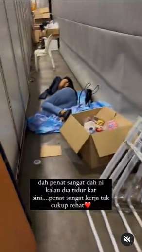 Sudah Kaya Raya & Punya Rumah Bak Istana, Artis Terkenal ini Masih Jualan & Tidur di Emperan Mall Beralas Karung