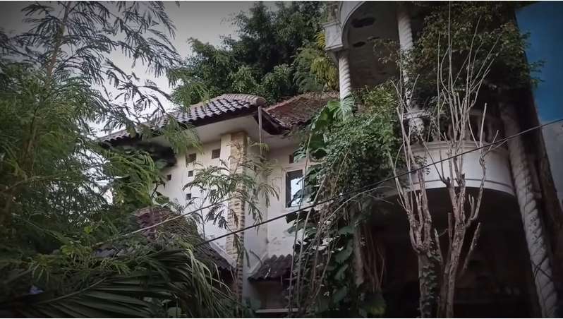 10 Potret Rumah Mewah bak Istana Terbengkalai 10 Tahun, Tinggalkan Banyak Barang Branded & Mobil Mahal!