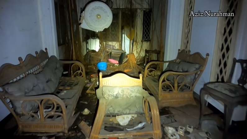 10 Potret Rumah Mewah bak Istana Terbengkalai 10 Tahun, Tinggalkan Banyak Barang Branded & Mobil Mahal!