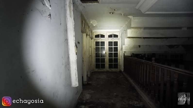10 Potret Rumah Mewah Artis Lawas Louis Niijuluw yang Terbengkalai 30 Tahun, Ada Ruangan yang Terbakar!