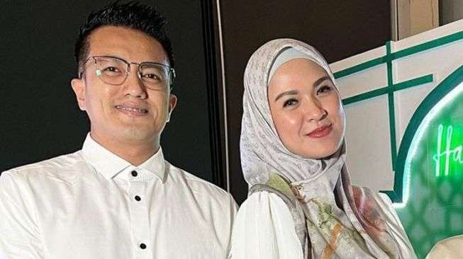 6 Artis Ini CLBK dengan Mantan Pacar Setelah Cerai, Pasangan Terakhir Kini Jadi Idola Netizen!