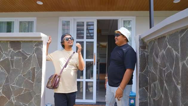10 Potret Rumah Baru Ndarboy Genk `Mendung Tanpo Udan`, Mewah Bak Istana di Tengah Pedesaan!
