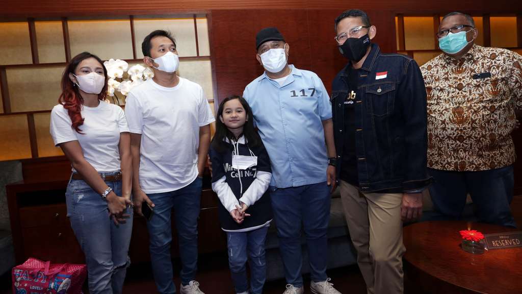 FOTO: Air Mata Sandiaga Uno Tumpah saat Nonton Miracle In Cell No 7