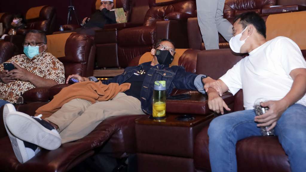 FOTO: Air Mata Sandiaga Uno Tumpah saat Nonton Miracle In Cell No 7