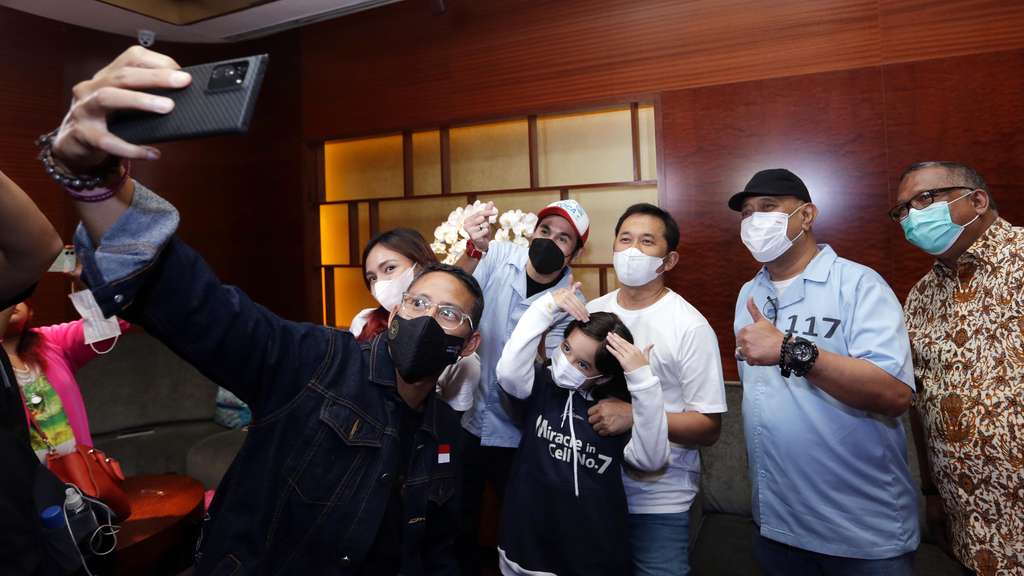 FOTO: Air Mata Sandiaga Uno Tumpah saat Nonton Miracle In Cell No 7