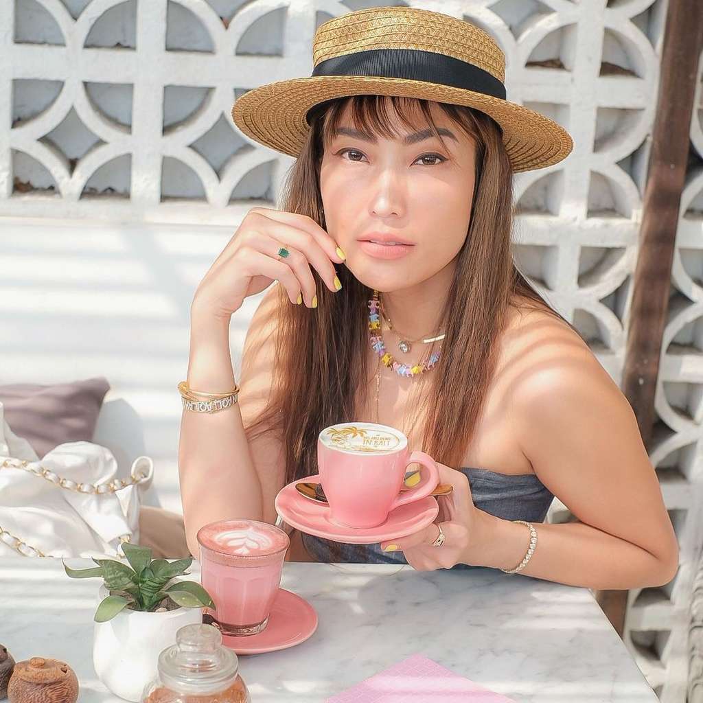 10 Adu Gaya Ayu Dewi VS Denise Chariesta yang Disebut Pelakor, Lebih Berkelas Istri Sah?